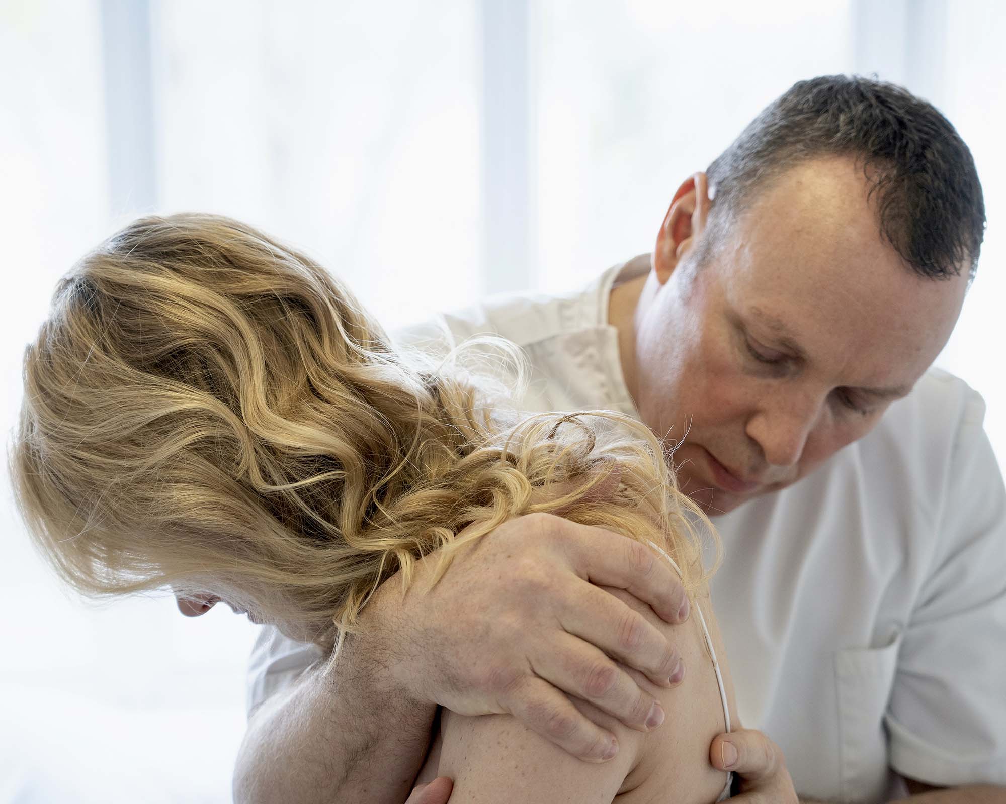 osteopath treatment on girls shoulders